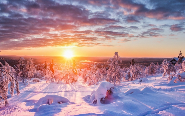 Wintermärchenland in Skandinavien bei Sonnenuntergang