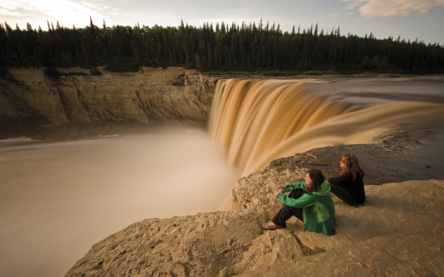 An den Louise Falls des Hay River in NWT