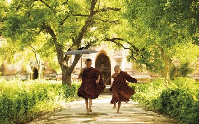 Zwei junge Mönche in einem Kloster