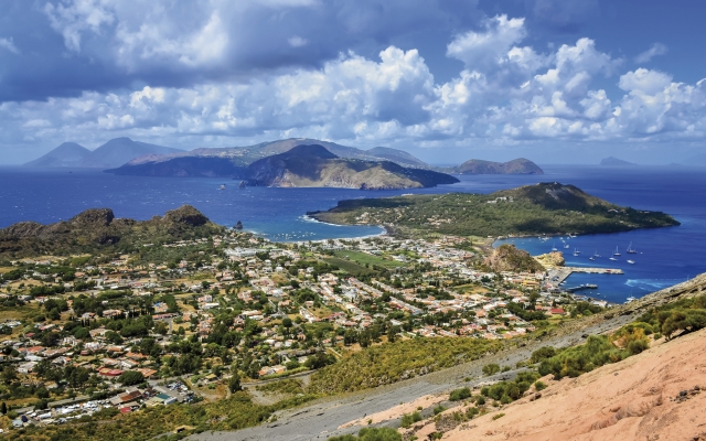 Panoramablick über die Liparische Inseln