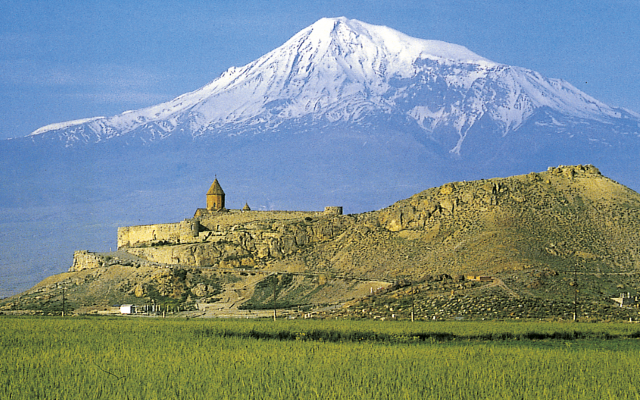 Das Kloster Chor Wirab vor dem Panorama des Ararat