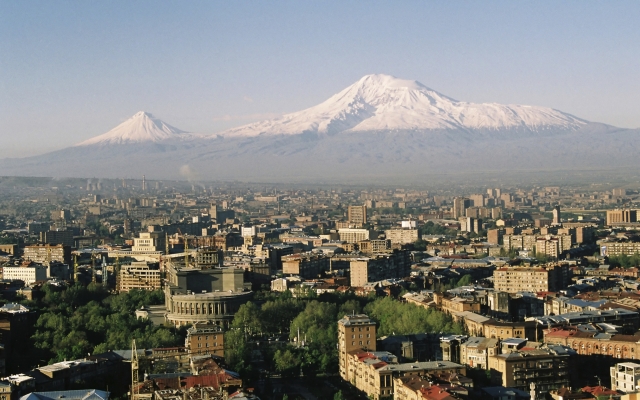 Blick auf Eriwan mit kleinem und großen Ararat