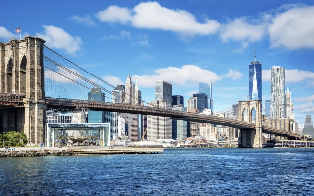 Die Brooklyn Bridge vor der Skyline Manhattans
