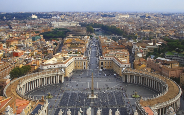 Der imposante Petersplatz, Rom