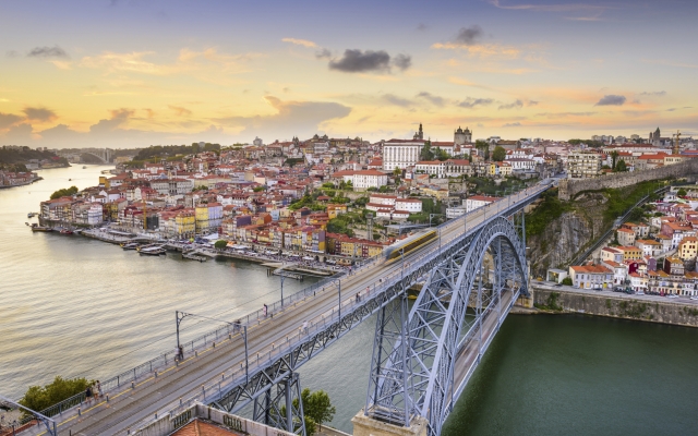 Porto mit der Brücke über den Douro