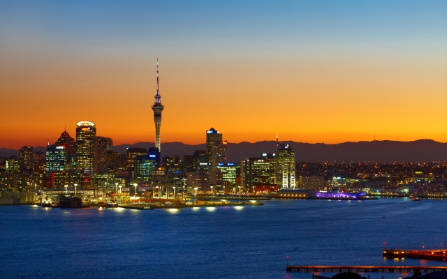 Skyline von Auckland in der Dämmerung 