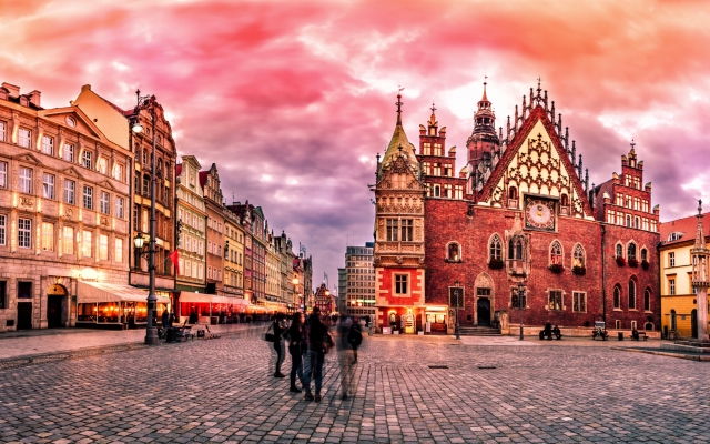 Breslauer Marktplatz mit Rathaus während des Sonnenuntergangs, Polen