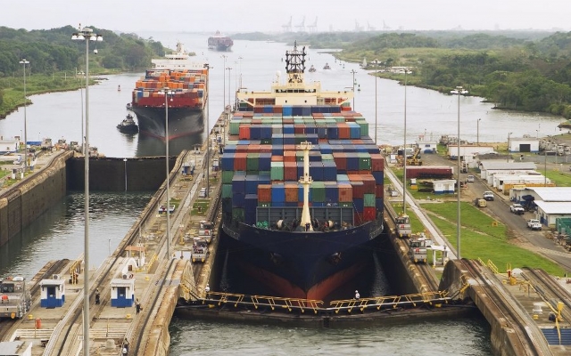 Blick auf den Panamakanal vom Kreuzfahrtschiff