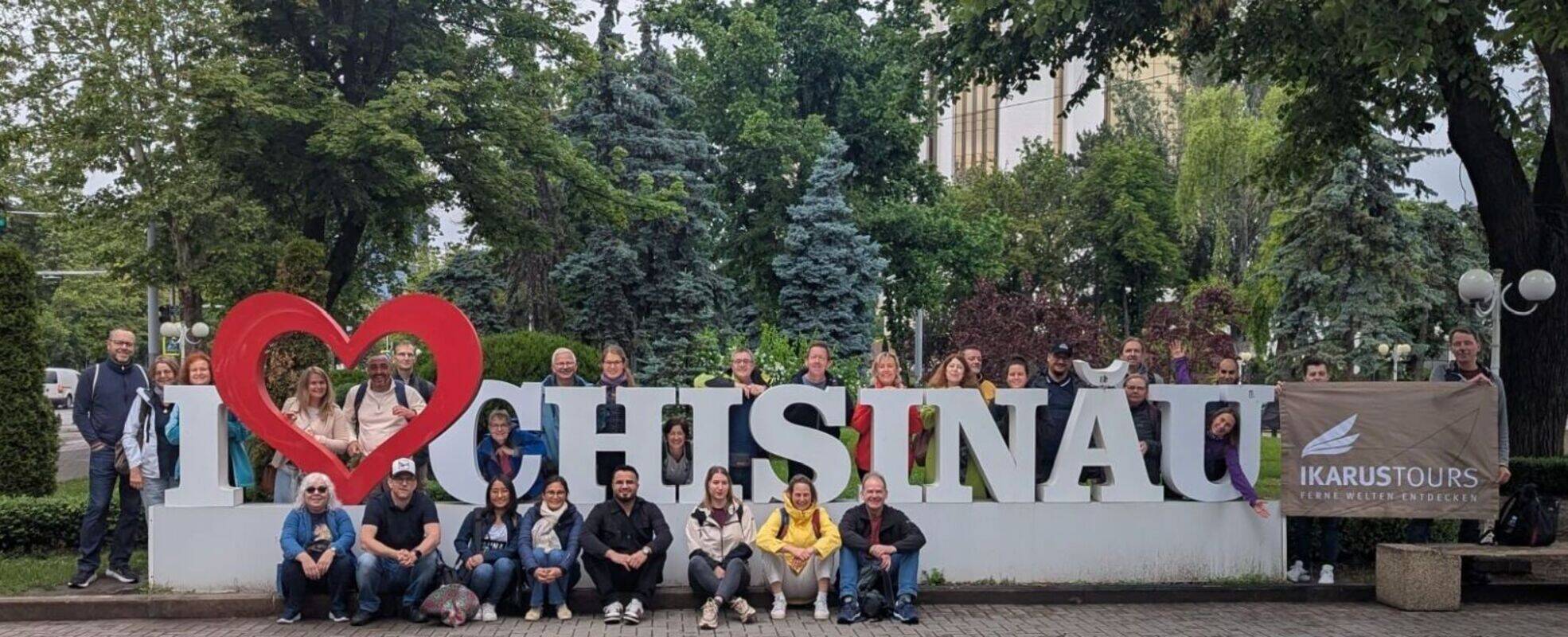 Ein Teil des IKARUS TOURS-Teams vor dem Chisinau-Logo
