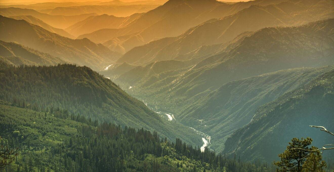 Ein schönes Tal in der Morgendämmerung