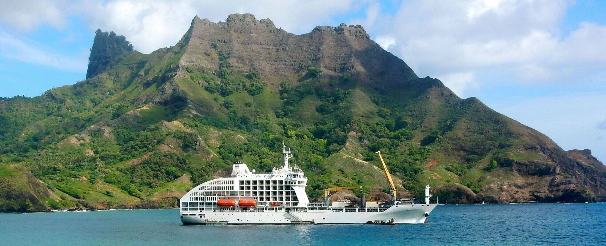 Das Frachtschiff ARANUI V in Französisch Polynesien