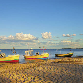 Fischerboote an Polens Ostseeküste mit Danzig im Hintergrund 
