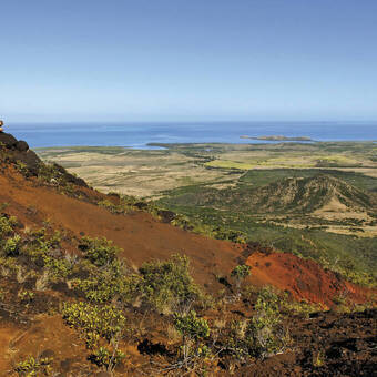 Von roter Erde geprägte Landschaft der Südprovinz 