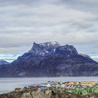 Bunte Inuithäuser in einem Vorort von Nuuk 