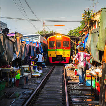 Bahnstrecke der Mae-Klong-Bahn im Südwesten von Bangkok © kaycco - stock.adobe.com
