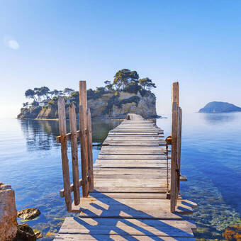 Fußgängerbrücke zur kleinen Atoll-Insel 