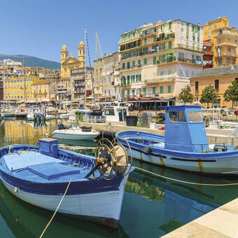 Traditionelle Fischerboote im Hafen von Bastia 