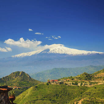 Blick auf den wunderschönen Vulkan Ätna von der Stadt Castelmola, Sizilien, Italien 