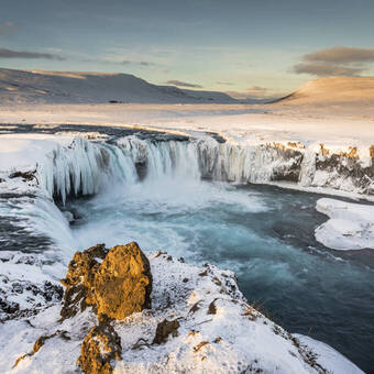 Godafoss Wasserfall im Winterkleid 