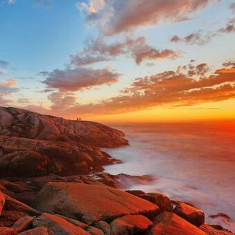 Leuchtturm Peggy’s Point im kanadischen Peggy’s Cove markiert die östliche Einfahrt in die St.-Margaret’s-Bucht © jayyuan - stock.adobe.com