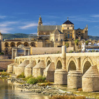 Römische Brücke über den Fluss Guadalquivir und Moschee-Kathedrale in 