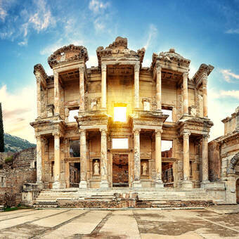 Fassade der antiken Celsus-Bibliothek in Ephesus © alexlukin - stock.adobe.com