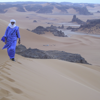 Tuareg in den Dünen der Sahara 