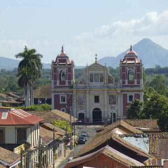 Kirche El Calvario, León, vor dem Vulkan Cerro Negro 