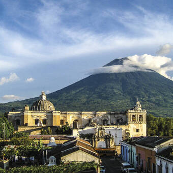 Blick auf Antigua Guatemala mit Vulkan Agua 