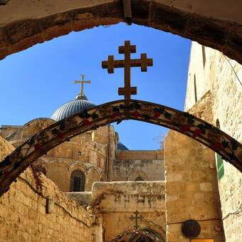 Bogen mit Kreuz an der 9. Station der Via Dolorosa ©thauwald-pictures - stock.adobe.com