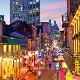 Nachtleben im French Quarter, New Orleans © f11photo - stock.adobe.com