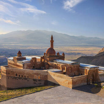 Blick über den historischen Ishak Pasha Palast 
