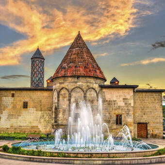 Yakutiye Medrese bei Sonnenuntergang 