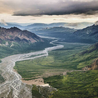 Das Tal des Susitna Flusses in den Talkeetna Bergen 