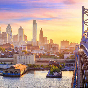 Skyline von Philadelphia bei Sonnenuntergang © f11photo - stock.adobe.com