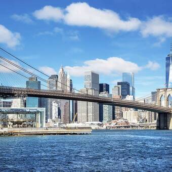 Die Brooklyn-Bridge vor der Skyline Manhattans 