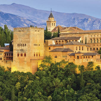 Die mächtige Alhambra in Granada  