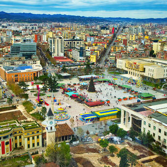 Buntes Stadtbild von Tirana, Albanien © truba71 - stock.adobe.com