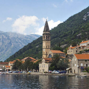 Die Stadt Perast, an der Kotorbucht gelegen 