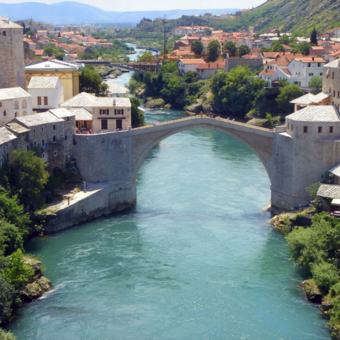 Steinerne Halbmondbrücke in Mostar 
