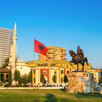Skanderbeg-Quadrat mit Flagge, Skanderbeg Denkmal und die Ethem Bey Moschee im Zentrum von Tirana,Albanien. ©andrii_lutsyk - stock.adobe.com
