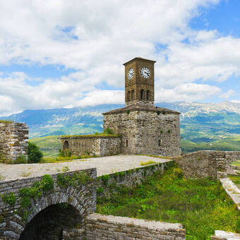Uhrturm in der Burg von Gjirokastra in Albanien © upslim - stock.adobe.com