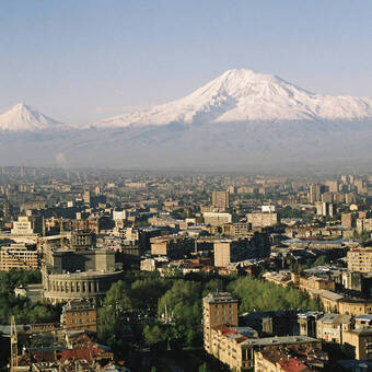 Blick auf Eriwan mit kleinem und großen Ararat 