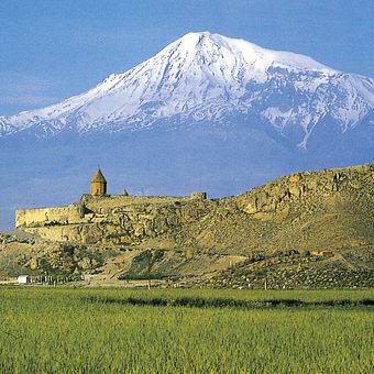 Das Kloster Chor Wirab vor dem Panorama des Ararat 