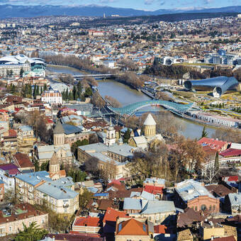 Blick auf Tiflis mit dem Fluss Kura 