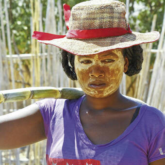 Junge Madegassin mit traditioneller Bemalung 
