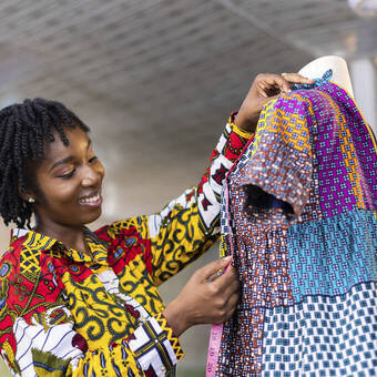 Ghanaische Schneiderin in ihrem Atelier 