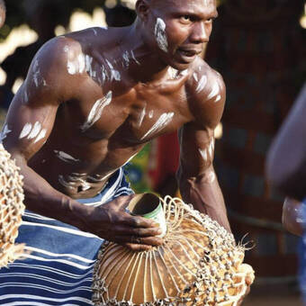 Tänzer bei einer traditionellen Tanzvorführung 