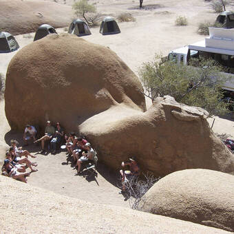 Expeditionsfahrzeug bei der Spitzkoppe 