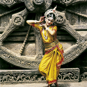 Vor dem Sonnenwagen des Tempels von Konarak 